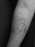 Tatuagem minimalista feita em linha fina (fineline), estilo linha contínua (oneline) na região do antebraço, representando uma vaca e seu filhote.