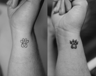Cobertura feita em pontilhismo (dotwork) na região do antebraço, representando uma patinha de cachorro, cobrindo uma tatuagem antiga.