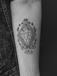 Tatuagem minimalista feita em pontilhismo (dotwork) na região do antebraço, representando o um iceberg, trazendo a simbologia da mente conciênte e inconsciente.