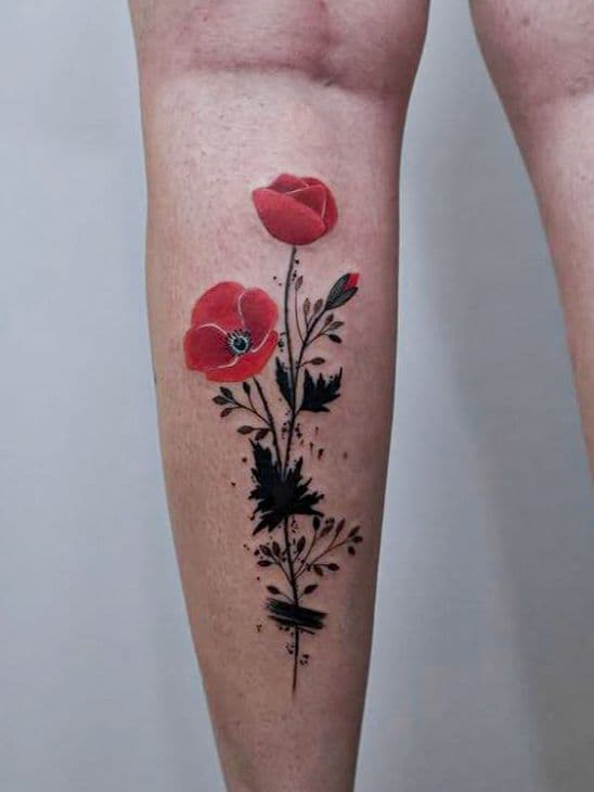 Tatuagem minimalista, colorida, representando uma ramo com duas flores vermelhas, estilo esboço (sketch).
