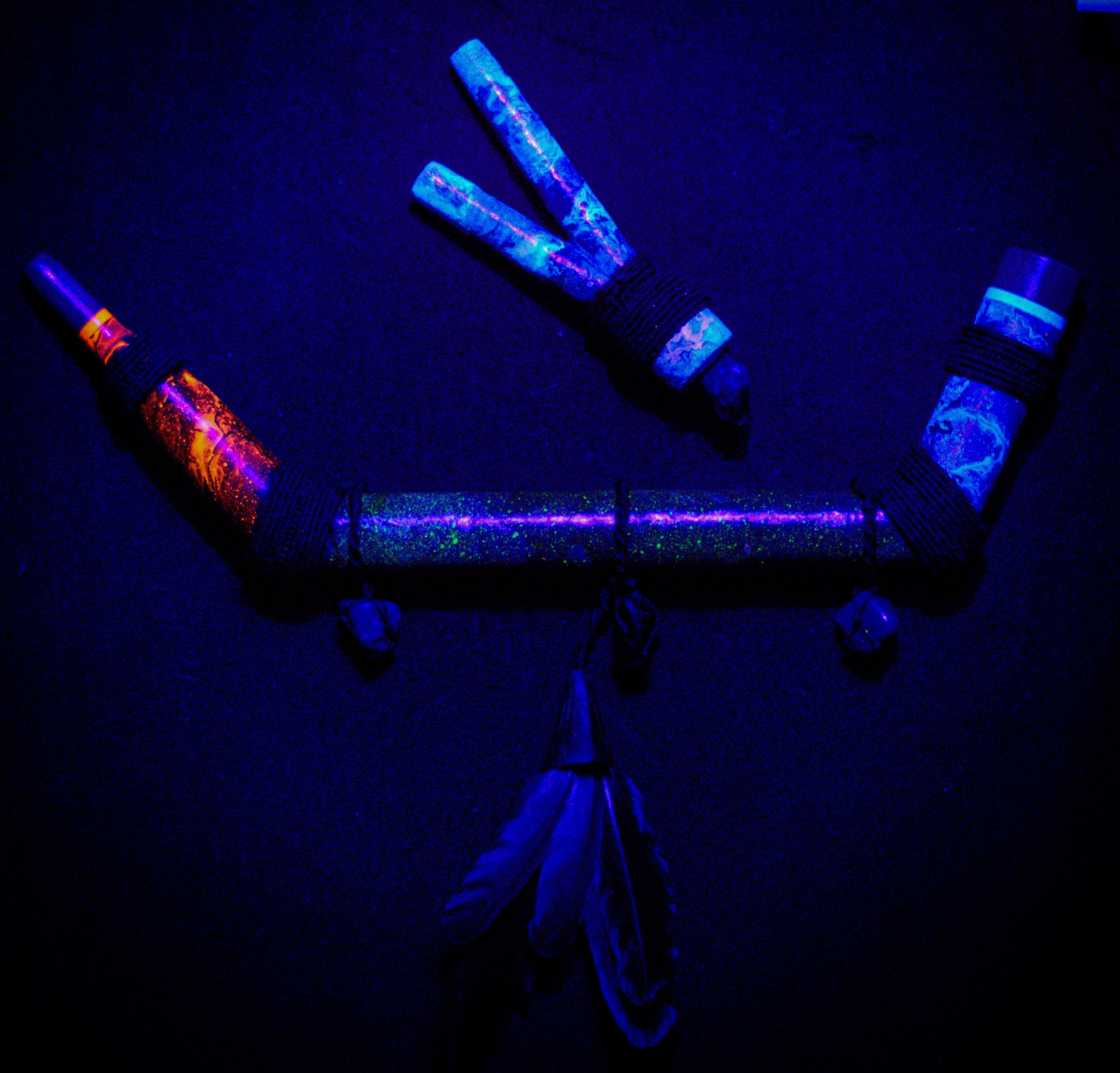 Tepi feito em bambu (aplicador de rapé / medicina indigína), feito artesanalmente, pintura com tinta acrílica neon, reagente a luz UV, representando as energias da floresta.