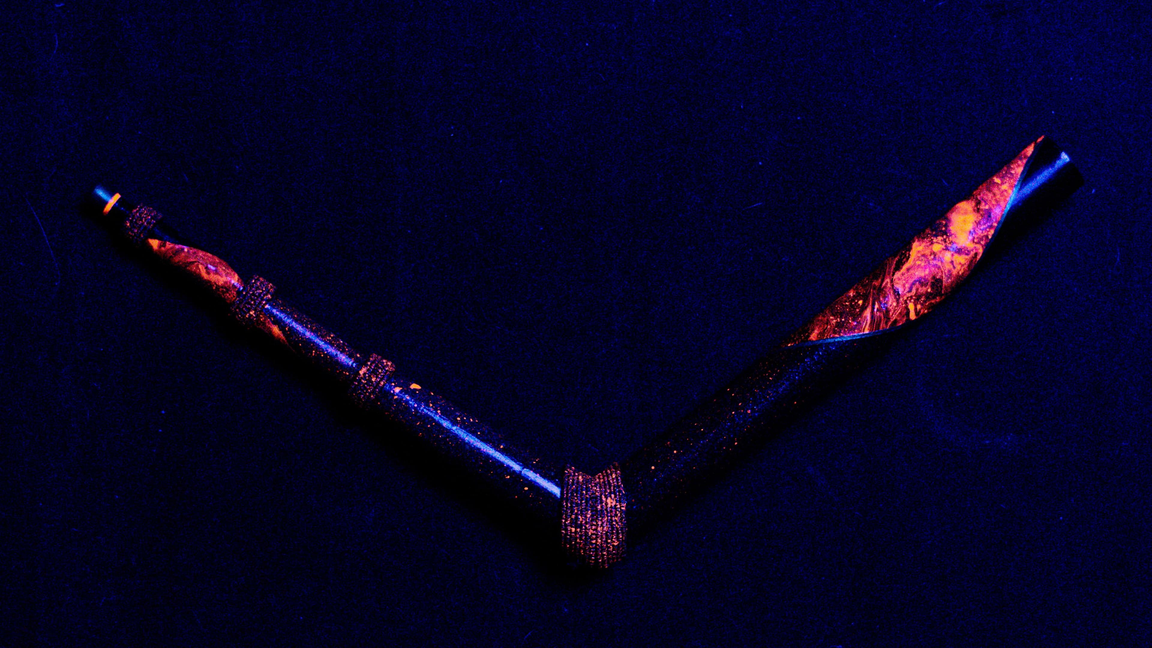 Tepi feito em bambu (aplicador de rapé / medicina indigína), feito artesanalmente, pintura com tinta acrílica neon, reagente a luz UV, representanfo as energias do Orixá Iansã.