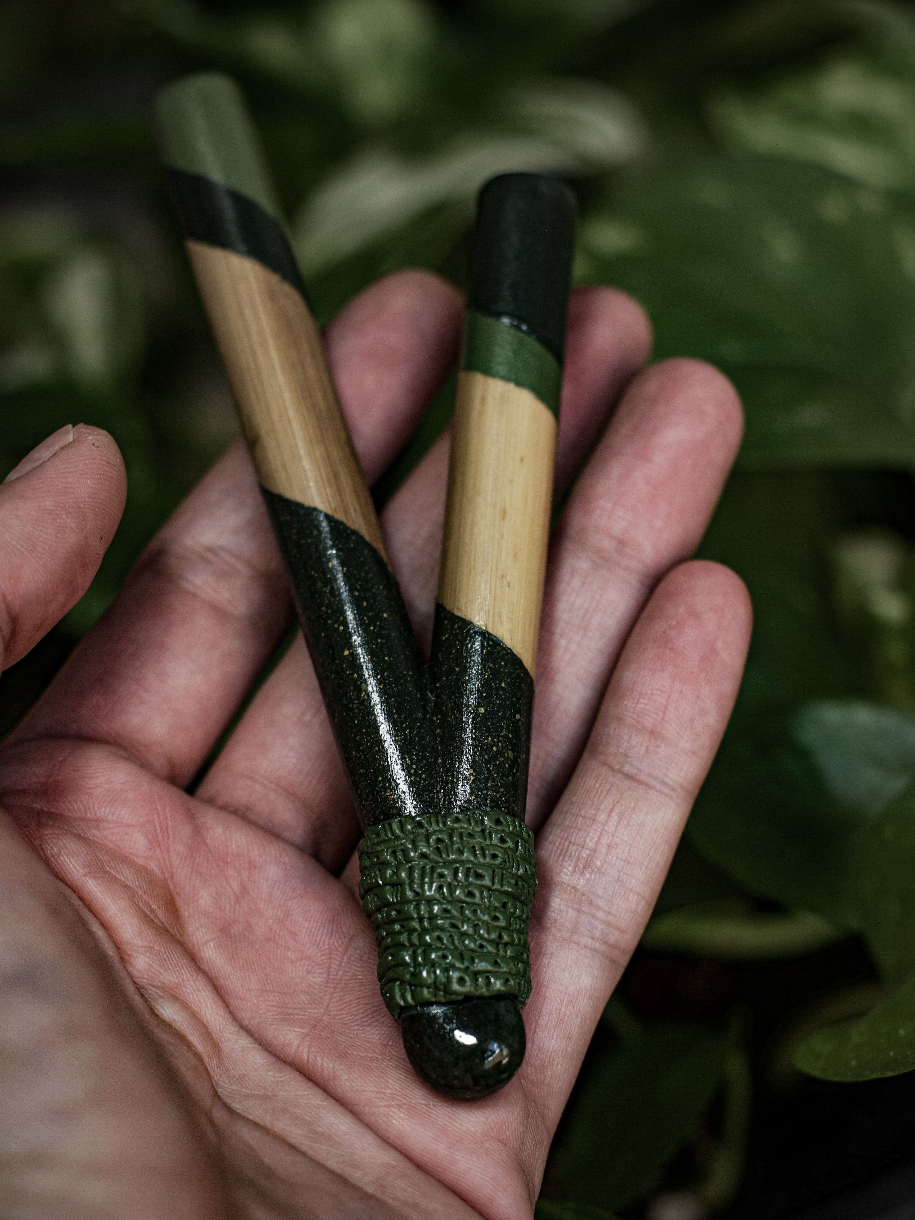 Kuripe feito em bambu (auto aplicador de rapé / medicina indigína), feito artesanalmente, pintura com tinta acrílica em tons de verde, acabamento com cristal onix, representando energias ligadas ao chackra raiz, trazendo equilíbrio e estabilidade.