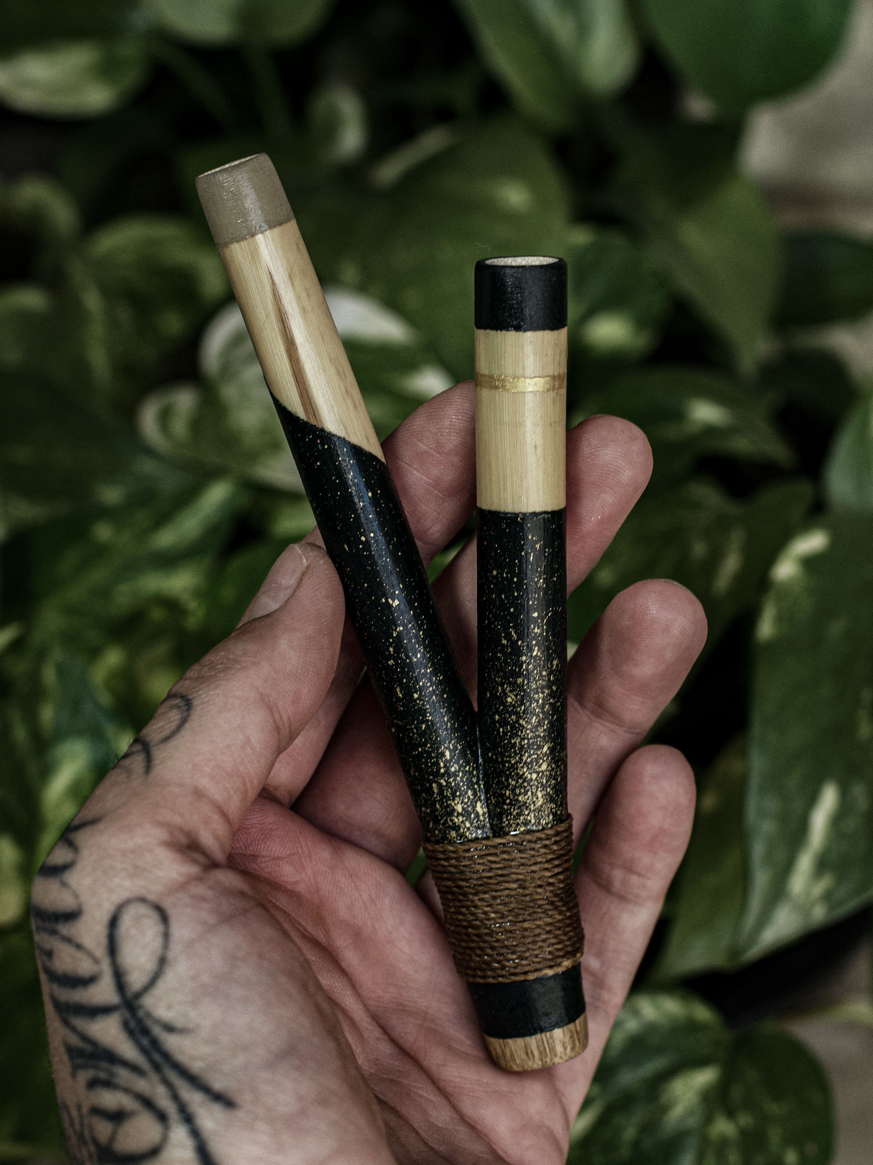 Kuripe feito em bambu (auto aplicador de rapé / medicina indigína), feito artesanalmente, pintura com tinta acrílica em tons de verde e marrom, acabamento com fio encerado, representando energias do elemento terra.