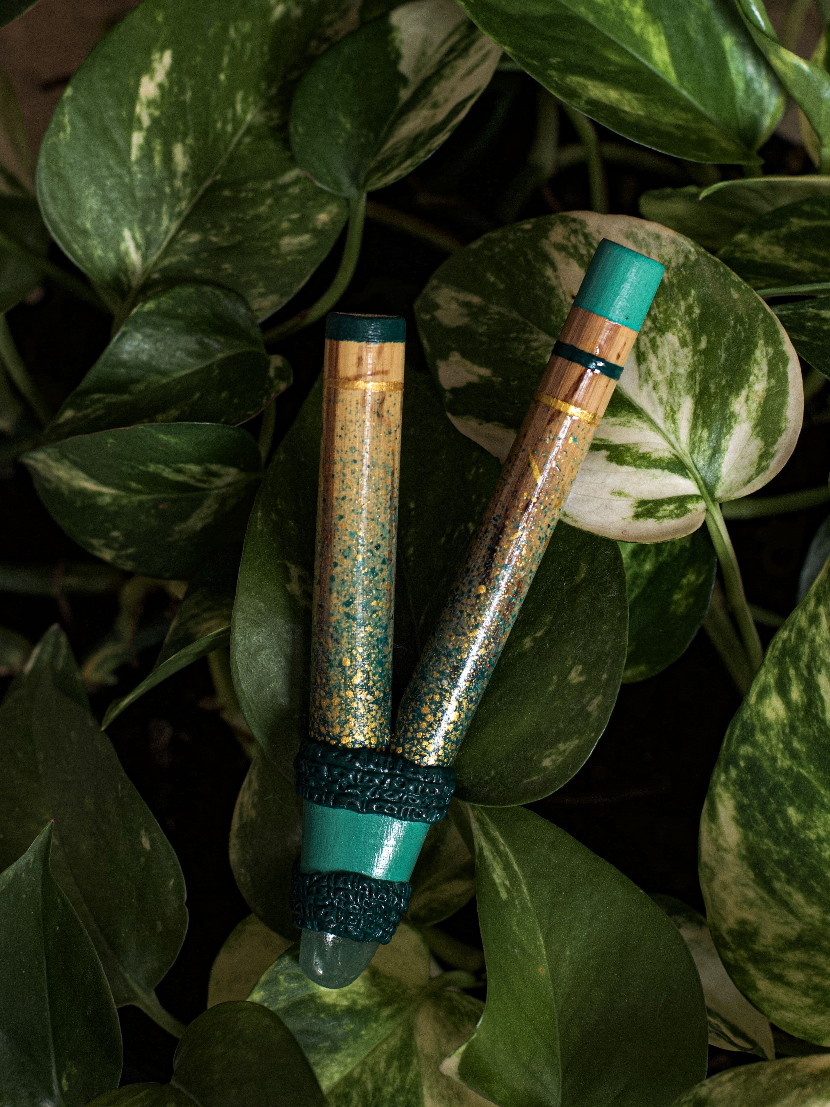 Kuripe feito em bambu (auto aplicador de rapé / medicina indigína), feito artesanalmente, pintura com tinta acrílica em tons de verde e turquesa, acabamento com quartzi verde, vibrando em energia de cura e proteção.