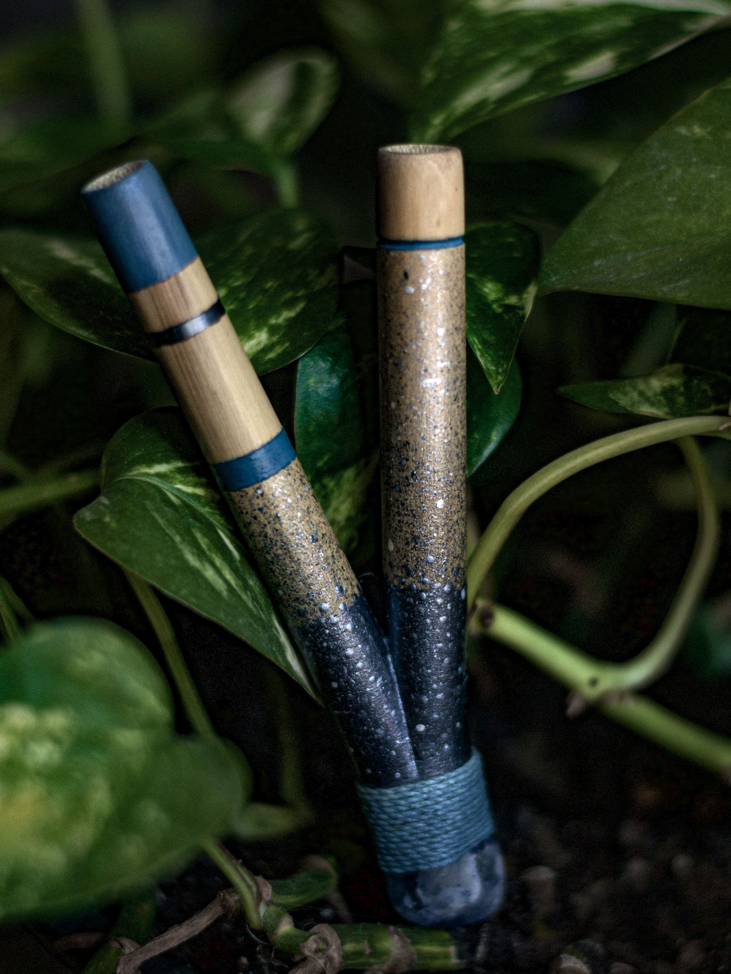 Kuripe feito em bambu (auto aplicador de rapé / medicina indigína), feito artesanalmente, pintura com tinta acrílica em tons azul, vibrando em energia de equilíbrio e serenidade.