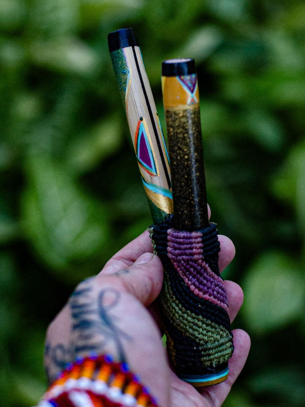 Kuripe feito em bambu (auto aplicador de rapé / medicina indigína), feito artesanalmente, pintura com tinta acrílica, cores variadas, inspirado nas cores do tucano, acabamento em macramê.