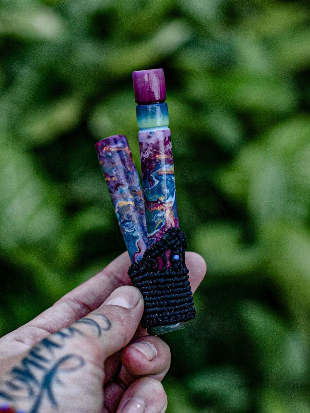 Kuripe feito em bambu (auto aplicador de rapé / medicina indigína), feito artesanalmente, pintura com tinta acrílica, acabamento em macramê e quartzo verde, inspirado na energia dos beija-flores.