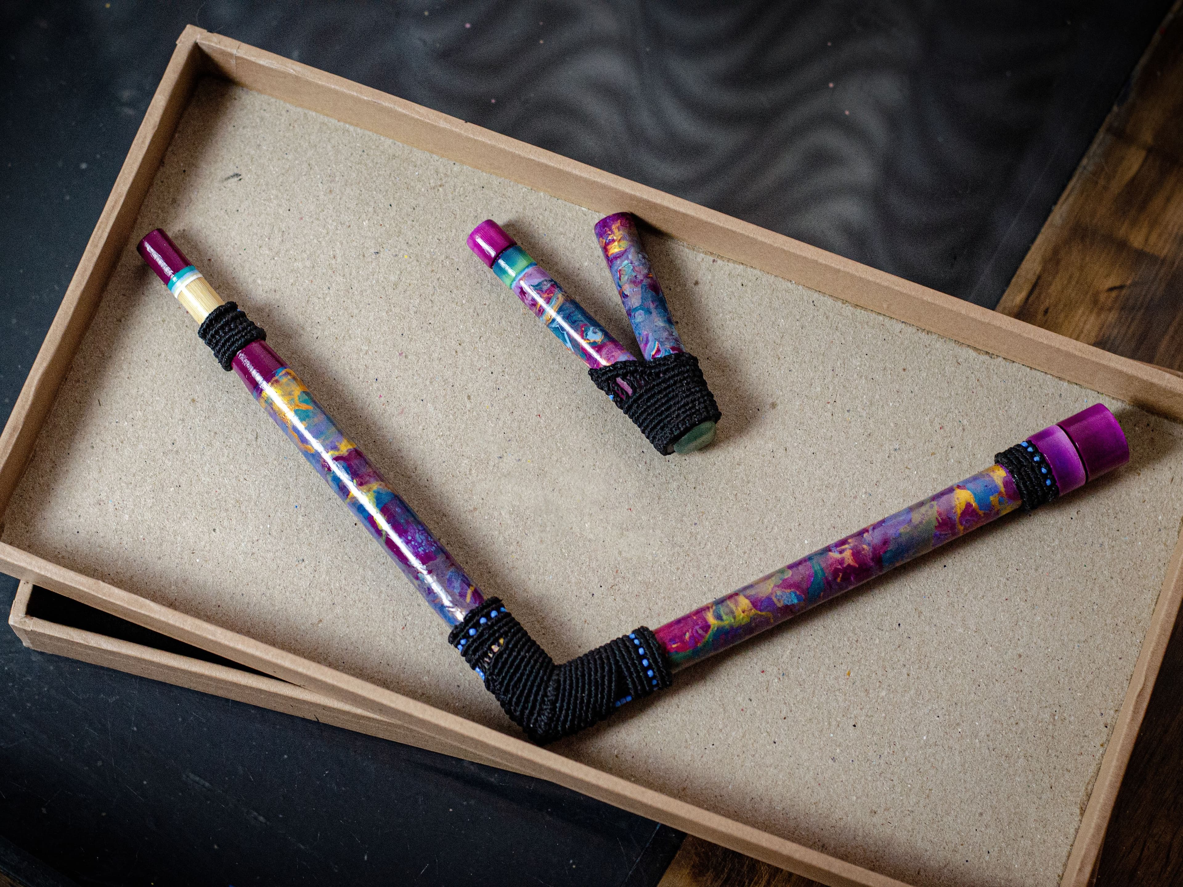 Kit kuripe e tepi (instrumentos xamânicos para sopro de rapé / medicina indígena), inspirado na vibração dos beija-flores. Feito artesanalmente, pintura com tinta acrílica, acabamento em macramê e quartzo verde.