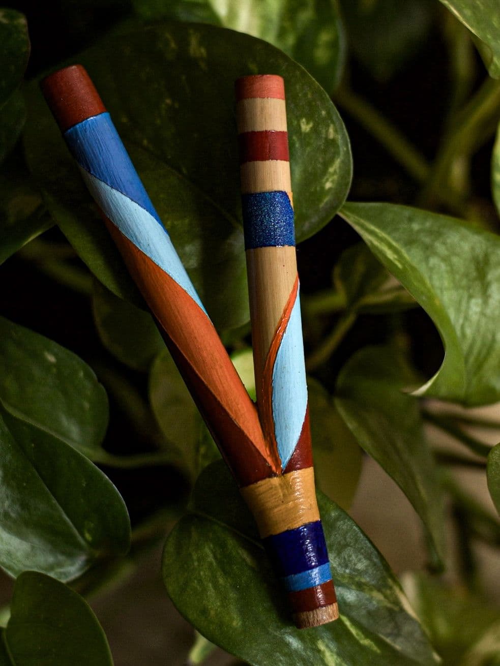 Kuripe feito em bambu (auto aplicador de rapé / medicina indigína), feito artesanalmente, pintura com tinta acrílica, cores variadas, inspirado na vibraação da alegria.