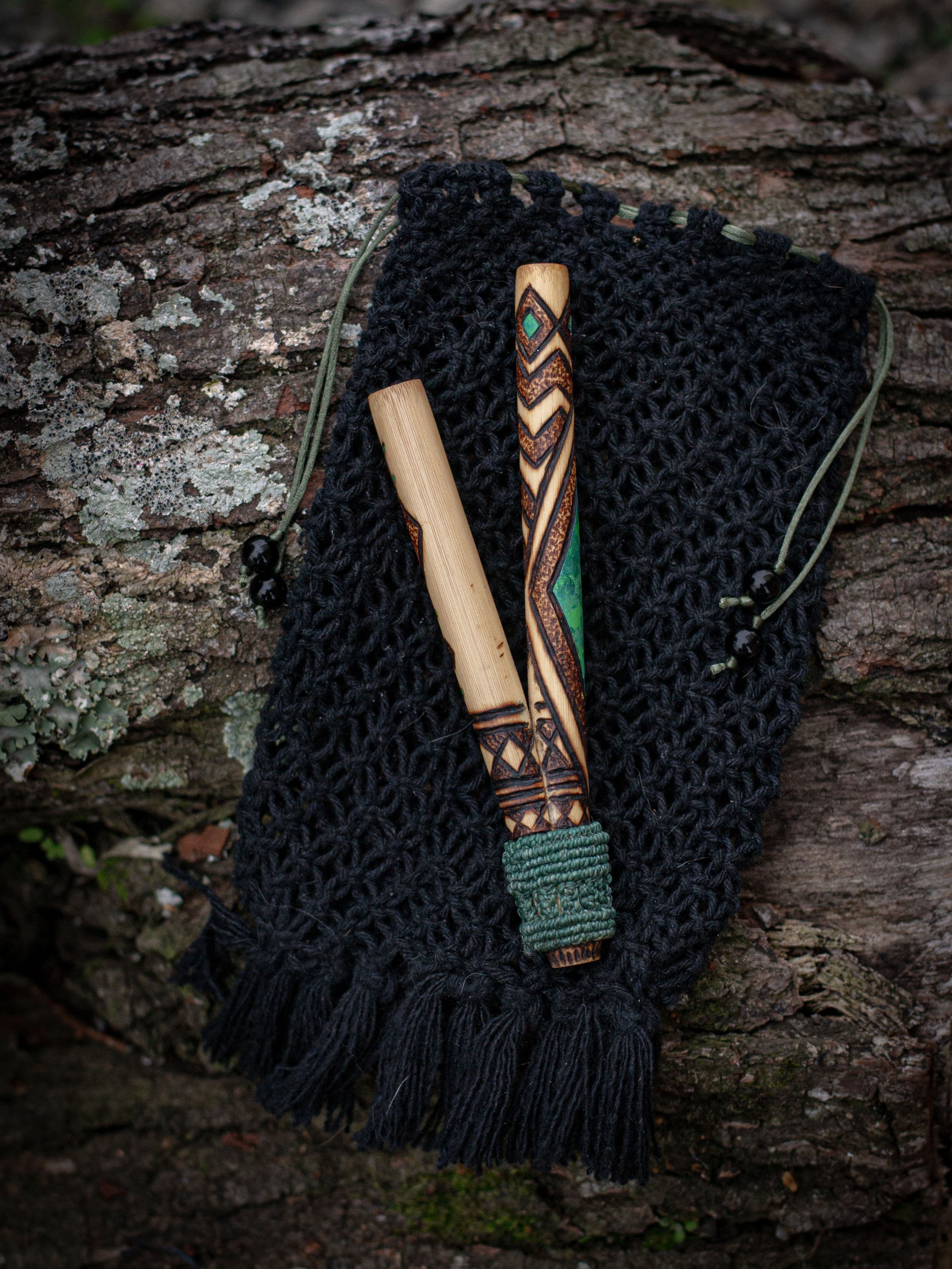 Kuripe artesanal feito em bambu natural. A base traz um trançado em macramê, que oferece mais firmeza e conforto no uso.Acompanha um estojo artesanal de macramê, feito à mão para guardar e proteger a peça com cuidado.