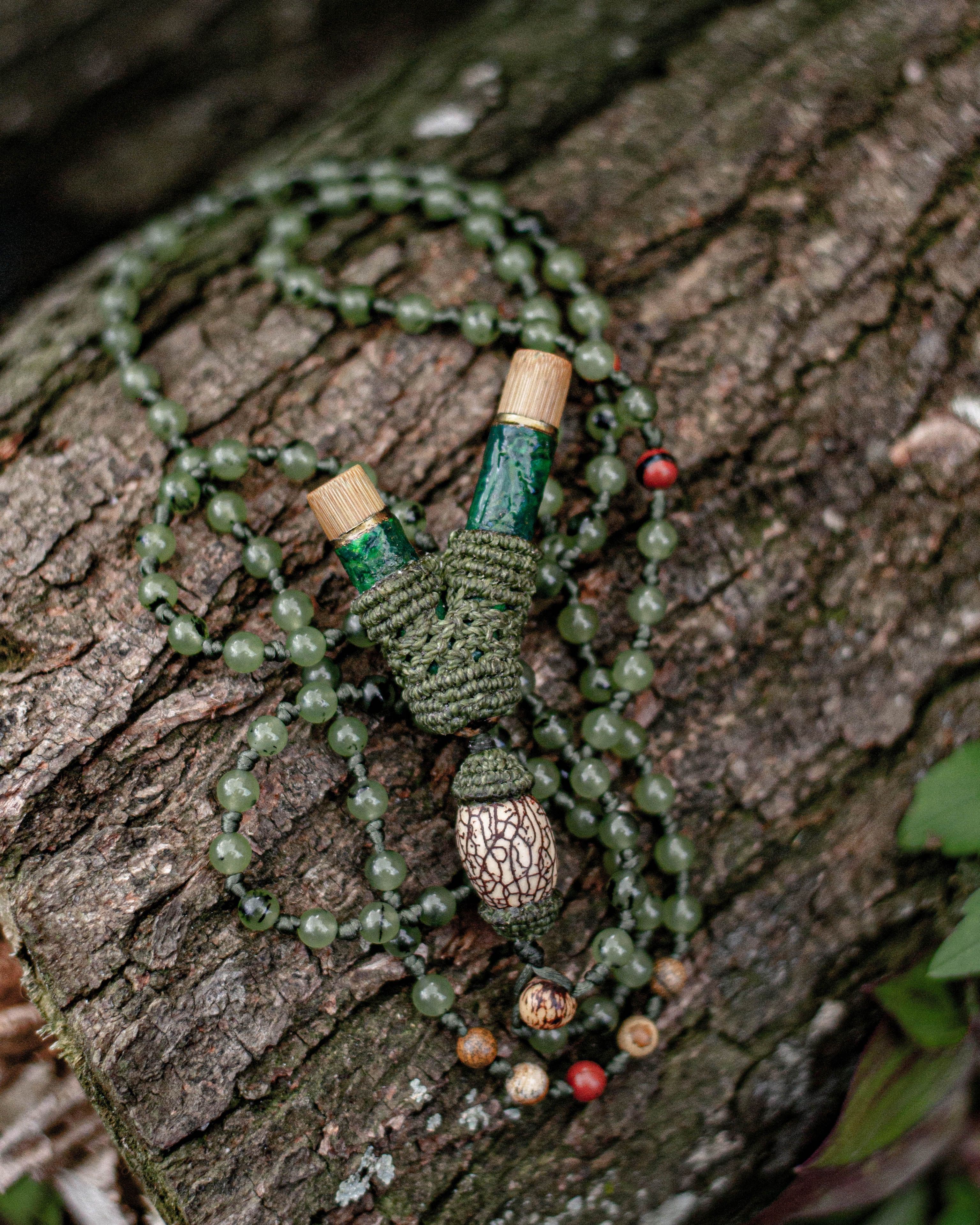 Japamala artesanal feito com pedras naturais, unido a um kuripe de bambu envolvido em macramê. Acessório ritualístico que transmite conexão, natureza e ancestralidade.