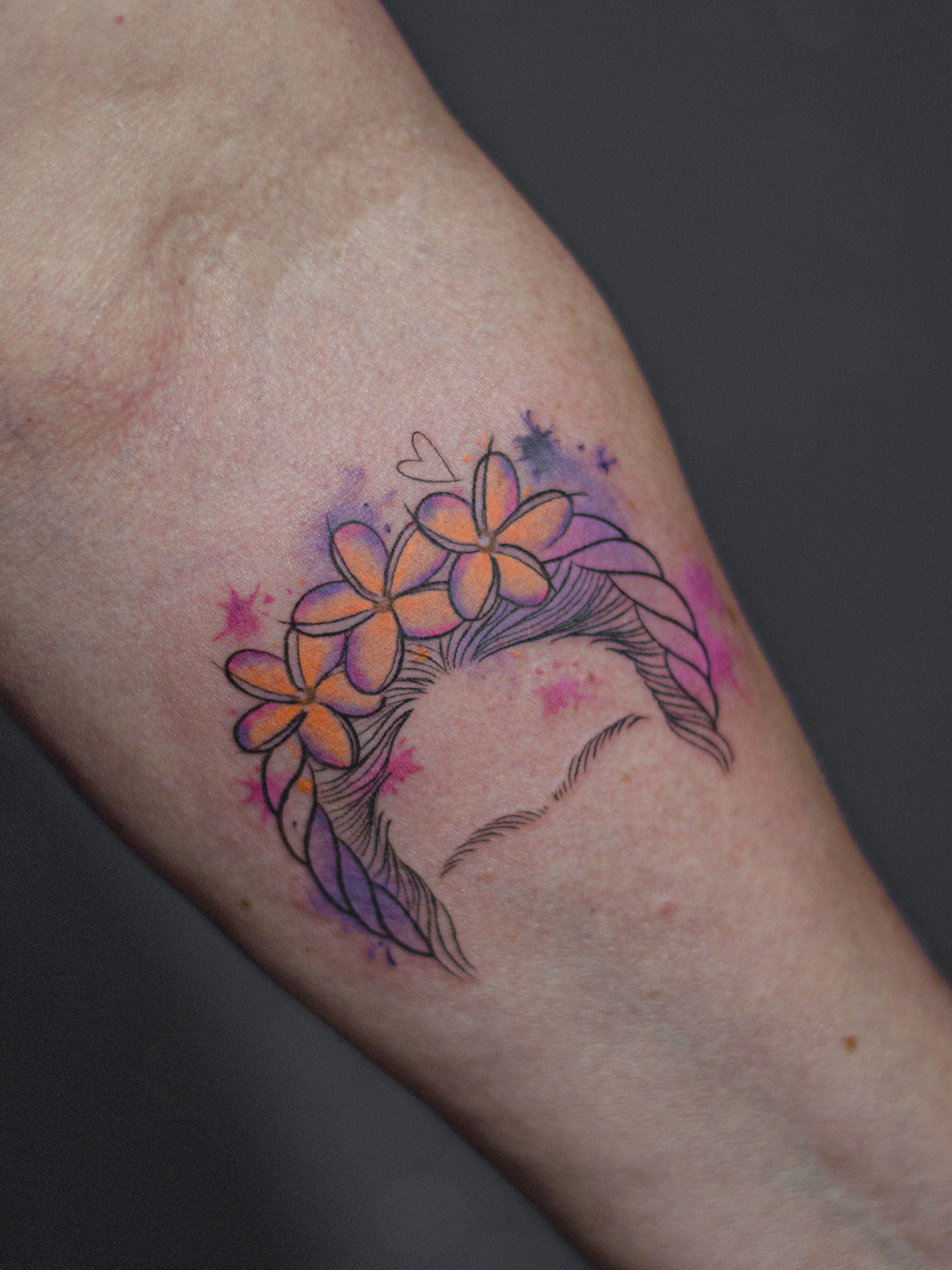 Tatuagem minimalista feita em linha fina (fineline), colorida estilo aquarela (watercolor), estilo esboço (sketch), representando Fridda Kahlo.